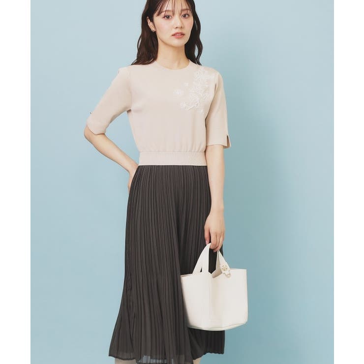 グレージュ(050) | 刺繍デザインドッキングプリーツワンピース【洗濯機OK】 | index