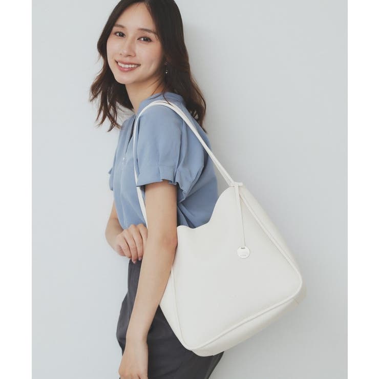 ホワイト(001) | 【A4サイズ収納可能】コインチャーム付きトートバッグ | index