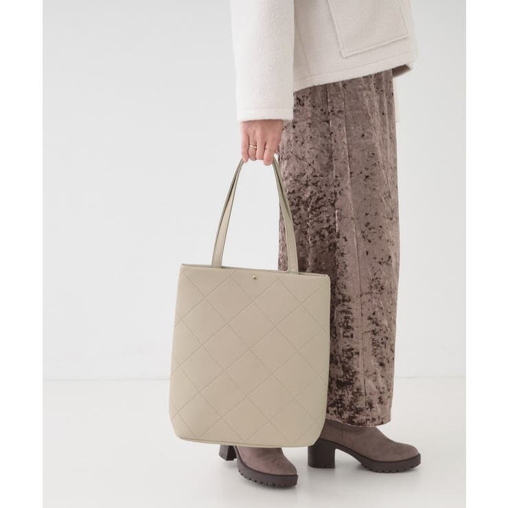 グレージュ(050) | バイアスチェック型押しトートバッグ | SHOO・LA・RUE