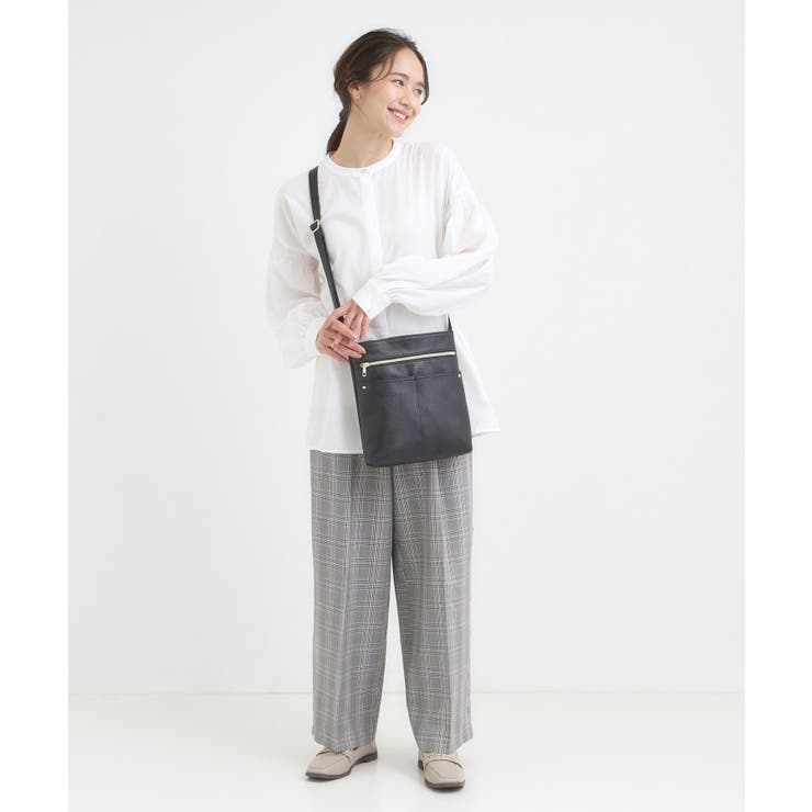 スマートながらしっかり入る アオリポケットが魅力のショルダーバッグ | SHOO・LA・RUE | 詳細画像2 