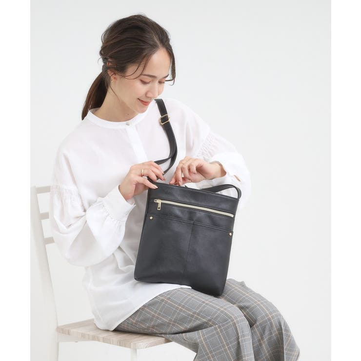 ブラック(019) | スマートながらしっかり入る アオリポケットが魅力のショルダーバッグ | SHOO・LA・RUE