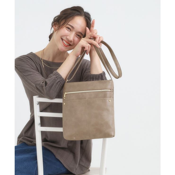 トープ(054) | スマートながらしっかり入る アオリポケットが魅力のショルダーバッグ | SHOO・LA・RUE