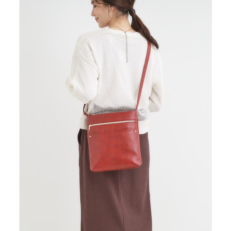 レッド(062) | スマートながらしっかり入る アオリポケットが魅力のショルダーバッグ | SHOO・LA・RUE