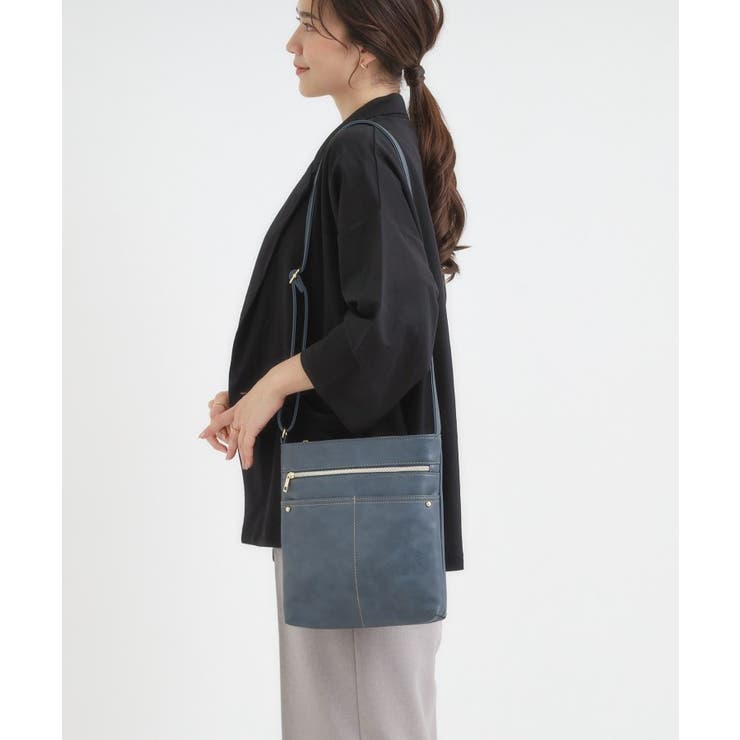 ブルー(092) | スマートながらしっかり入る アオリポケットが魅力のショルダーバッグ | SHOO・LA・RUE