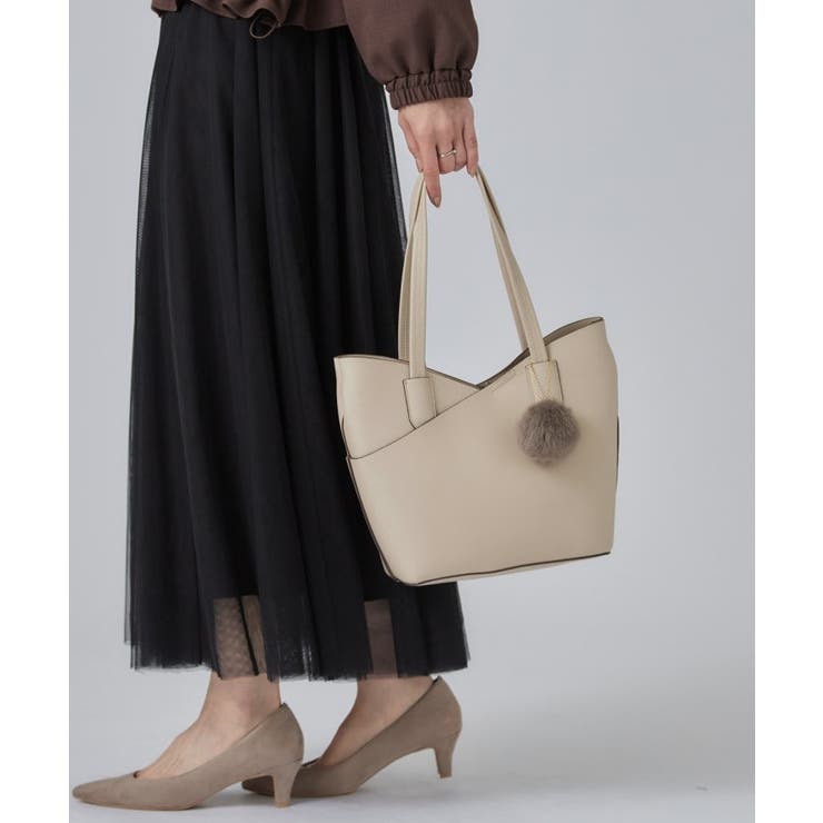 ベージュ(012) | フェイクファーポンポン付きカッティングトートバッグ | SHOO・LA・RUE