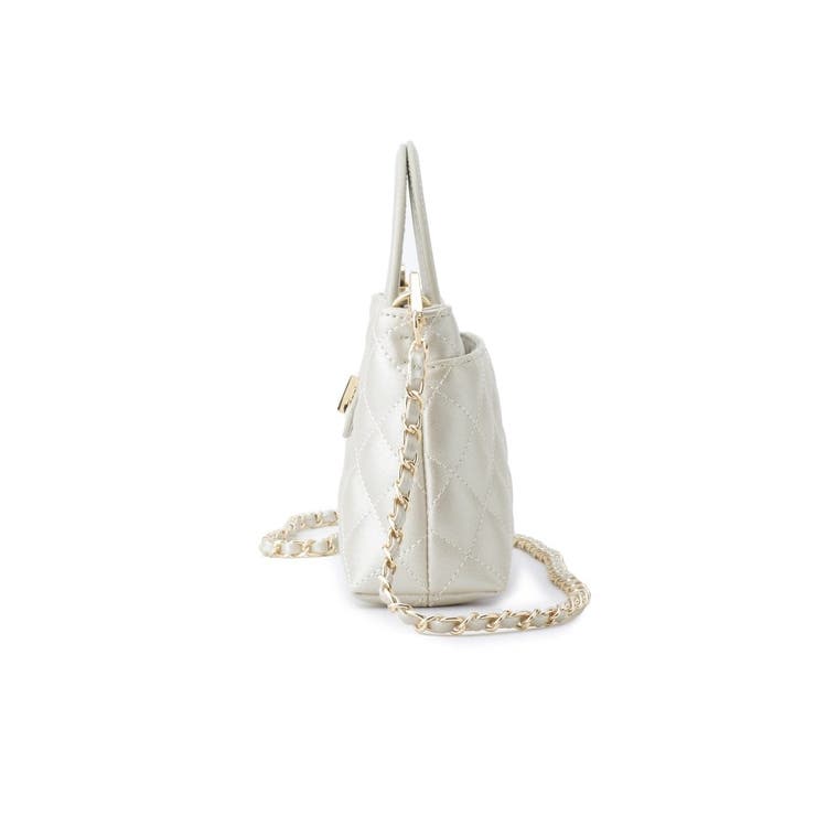 CHANEL ホワイト キルティング ショルダーバッグ - メルカリ