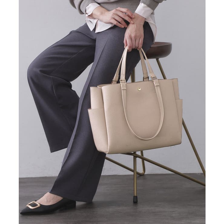 ベージュ(052) | シュリンク合皮大容量トートバッグ【人間工学／軽量／A4サイズ対応／2WAY】 | OPAQUE.CLIP