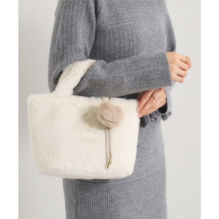 アイボリー(004) | チャーム付きフェイクファートート | ITS'DEMO