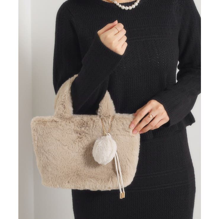 ベージュ(052) | チャーム付きフェイクファートート | ITS'DEMO