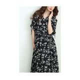 ブラック | レトロで可愛い花が舞う肩あきリボンスリーブカシュクールワンピース レディース | Sawa a la mode