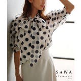 ホワイト | トレンドライクに着こなせるボウタイリボンのシアードットパフスリーブブラウス | Sawa a la mode