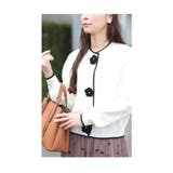ホワイト | パール付き花ボタン配色ニットカーディガントップス レディース ファッション | Sawa a la mode