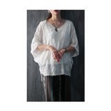 ホワイト | 浮かび上がる花刺繍Vネックドルマンブラウス ブラウス シャツ | Sawa a la mode