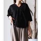 ブラック | カシュクール風のスカラップ刺繍が華やか!パンチングレースVネックブラウス | aquagarage