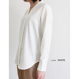 女性らしくフェミニンな雰囲気に仕上げたVネックブラウス オフィスカジュアル | aquagarage | 詳細画像12 