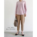 女性らしくフェミニンな雰囲気に仕上げたVネックブラウス オフィスカジュアル | aquagarage | 詳細画像13 