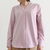 ピンクベージュ | 女性らしくフェミニンな雰囲気に仕上げたVネックブラウス オフィスカジュアル | aquagarage