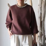 ココア | クルーネックに大ぶりのパールを施した上品なニットトップス | aquagarage