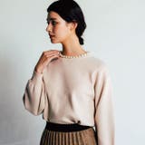 エクリュ | クルーネックに大ぶりのパールを施した上品なニットトップス | aquagarage