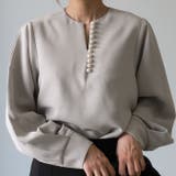 グレージュ | ネックレスいらずの華やかなデザイン♪パール付きキーネックブラウス オフィスカジュ… | aquagarage