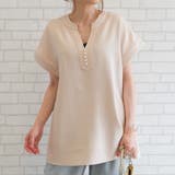 サンドベージュ | 上品見えのキーネックにパールをあしらったキーネックブラウス | aquagarage