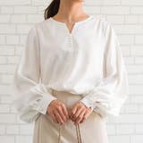 ホワイト | ネックレスいらずの華やかなデザイン♪キーネックパールボタンブラウス | aquagarage