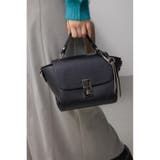BLK | チャームセットトラペイズドフラップバッグ | AZUL BY MOUSSY