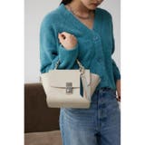 GREIGE | チャームセットトラペイズドフラップバッグ | AZUL BY MOUSSY
