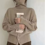 ベージュ | ハイネック タートルボタン ニットセーター トップス  | Beststore