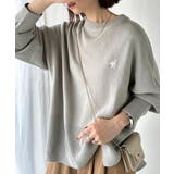 グレー | さらり抜け感ある着こなしが叶う。胸刺繍サムホール付きシンプルニット | Classical Elf 