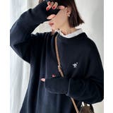 ネイビー | さらり抜け感ある着こなしが叶う。胸刺繍サムホール付きシンプルニット | Classical Elf 