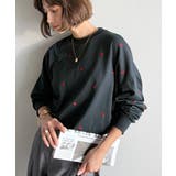 ネイビー×レッド | “可愛い”がさりげなく溶け込む。袖ネーム付きミニハート総刺繍Tシャツ | Classical Elf