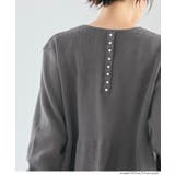 バックスタイルにさりげない華やかさを添える、パール付きフレアニットトップス | coca | 詳細画像14 