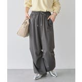 チャコールグレー | 表面感サテンタックパンツ | Green Parks 