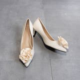 オフホワイト | ピンヒールポインテッドコサージュパンプス | FABBY FABBY.