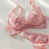 ピンク | シックな華ありランジェリーすっきりラインの谷間メイクブラ 「シャイニーフルール | fran de lingerie