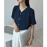 ネイビー | 金ボタンで上品見える。ショルダータックVネック半袖ブラウス | futier land