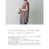シンプルかつ旬のコーデに仕上がるグロッシーサテンノースリーブ | Re:EDIT | 詳細画像8