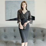 大胆な胸元カットでデコルテ魅せを作り出すドット風ブラウスから透ける肌が官能的でお… | GRAXIA | 詳細画像1 