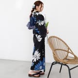 黒地に咲く鮮やかな青と白のマーガレットがモダンで洗練された大人の夏を演出する浴衣… | GRAXIA | 詳細画像5