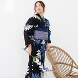 黒地に咲く鮮やかな青と白のマーガレットがモダンで洗練された大人の夏を演出する浴衣… | GRAXIA | 詳細画像7