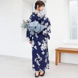 深いネイビーの地に咲く可憐な紫陽花が涼やかな風情を運び大人の女性の美しさを引き立… | GRAXIA | 詳細画像4