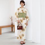 生成りの地に咲き誇る大輪の向日葵が夏の日差しに映え華やかな魅力を存分に引き立てる… | GRAXIA | 詳細画像2