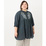 ダークグレー(93) | 【大きいサイズ】フラワー刺繍ブラウス | eur3