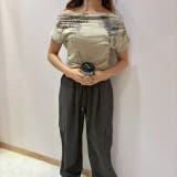 BEIGE | ロゴプリントオフショルダーTシャツ ショート丈 | LETee