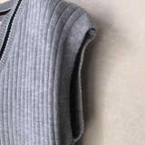 こなれカジュアルコーデに仕上げる配色ラインVネックニットベスト 大人 可愛い | maison de LATIR | 詳細画像10