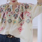 個性的な華やかさを演出する幾何学柄プリントノーカラーブラウス 5分袖 前開き | maison de LATIR | 詳細画像1