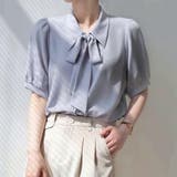 ブルー | オフィスシーンを華やかにする半袖ボウタイシャツ ジャケットコーデ レイヤード | maison de LATIR