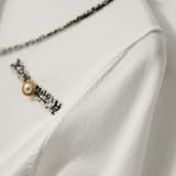 リッチな雰囲気を演出するパールボタン付きパイピングVネックニット プルオーバー … | maison de LATIR | 詳細画像12 