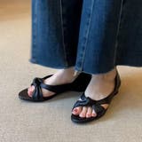 ブラック | フロントの結びデザインが女性らしい印象を与えるフラットサンダル。ローヒール リボ… | maison de LATIR